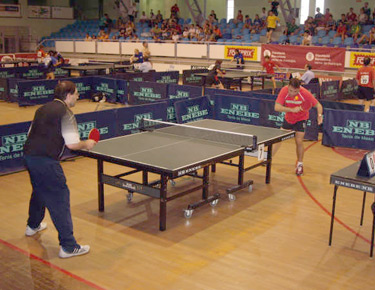 David Alonso, al fondo, jugando la final de individuales del campeonato. 