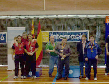David Alonso a la izquierda de las imágenes junto con su compañero de equipo, en el podium con el trofeo de subcampeón por equipos. 