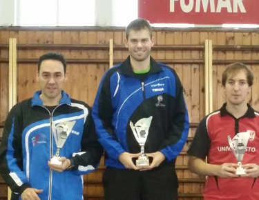 David Alonso, a la izquierda, con el trofeo de subcampeón