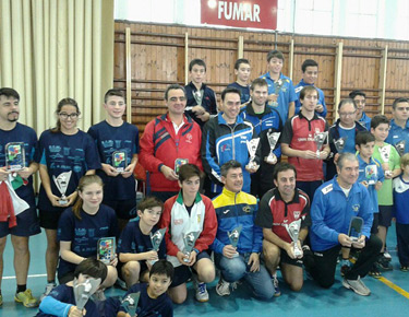 David Alonso, en el medio posando con otros palistas de diferentes categorías