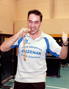 David Alonso muerde la medalla de bronce lograda en la modalidad por equipos 