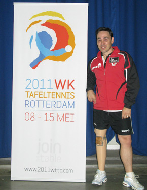 David Alonso, posando con el cartel del campeonato