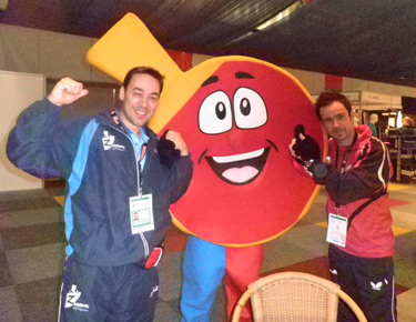 David Alonso y su compañero de equipo, el sevillano Álvaro Varela, posa con la mascota del Campeonato del Mundo de Rotterdam 2011