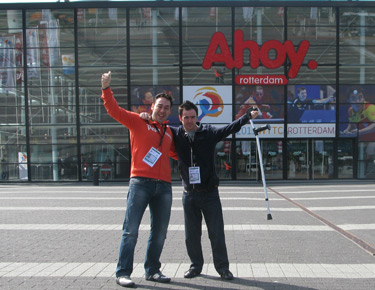 David Alonso y Álvaro Valera, en la entrada del macro pabellón holandés AHOY. 