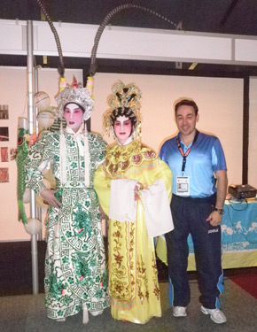 David Alonso, a la derecha, posa con dos personas disfrazadas con motivo de una exhibición china en Rotterdam 