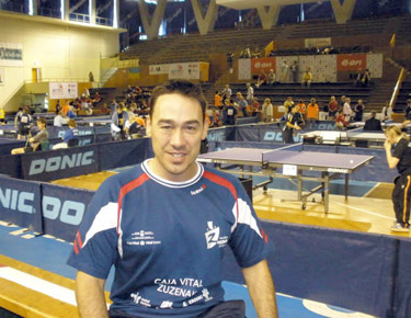 David Alonso dentro del pabellón posando antes de un partido.