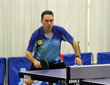 David Alonso, disputando un punto.