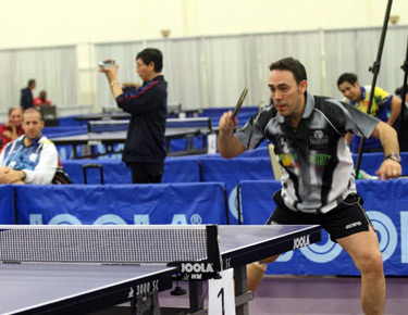 David Alonso, disputando un punto en un partido de individuales. 