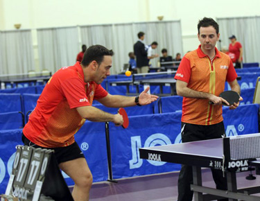 David Alonso preparado para sacar en un punto de dobles. 