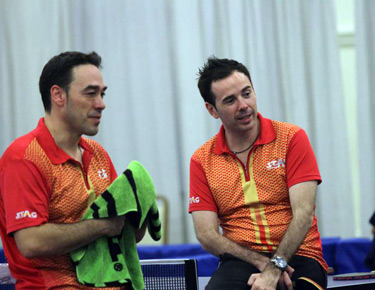 David Alonso y &Aacute;lvaro Valera, conversando en el par&oacute;n de en un partido.