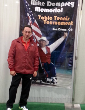 David Alonso posando delante de la pancarta oficial del torneo. 