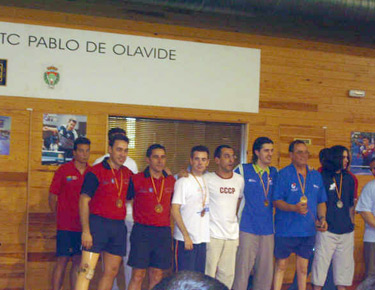 David Alonso, a la izquierda de las imágenes, en el podium con la medalla de plata como subcampeón en la modalidad de dobles. 