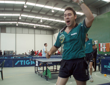 David Alonso celebra la victoria de uno de los partidos de dobles