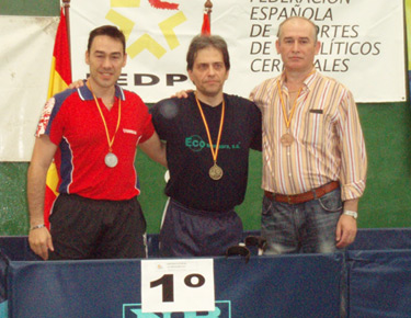 David Alonso, a la izquierda, en el podium con la medalla de plata colgada del cuello
