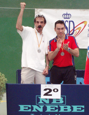 David Alonso, a la derecha, y Txema Armentia, celebran en el podium la medalla de plata lograda en dobles