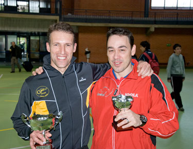 David Alonso, a la derecha, con el jugador del Gure Talde, Óscar Gutiérrez (subcampeón).