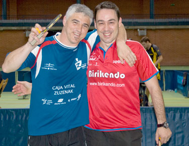 David Alonso, a la derecha con su compañero de equipo, Josu Rubio