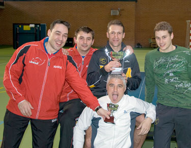 David Alonso, a la izquierda con jugadores participantes en el top 12 euskadi 