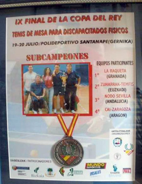 Cartel del torneo y medalla de plata por equipos enmarcados.