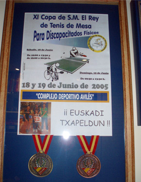 Medalla de bronce y cartel del torneo enmarcado correspondiente a la Copa del Rey del año 2005