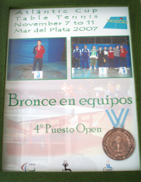 Medalla de bronce, cuarto puesto en Open y diploma con la foto de la entrega de premios enmarcada
