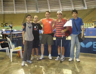 David Alonso, en el medio, con sus compañeros de delegación y con la selección mexicana. 