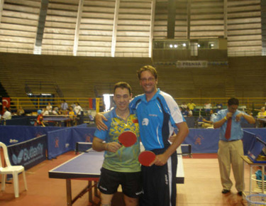 David Alonso, posando con Nico Vergeylen, Bélgica, antes de jugar la final individual. 