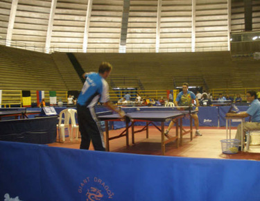 David Alonso, al fondo, jugando la final individual. 