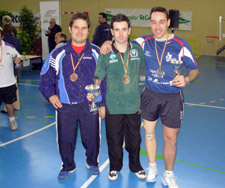 Alvaro Varela, Jordi Morales y David Alonso posando con sus trofeos tras una competición